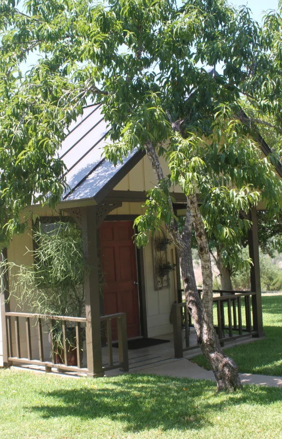 bed and breakfast exterior at at Paniolo Ranch